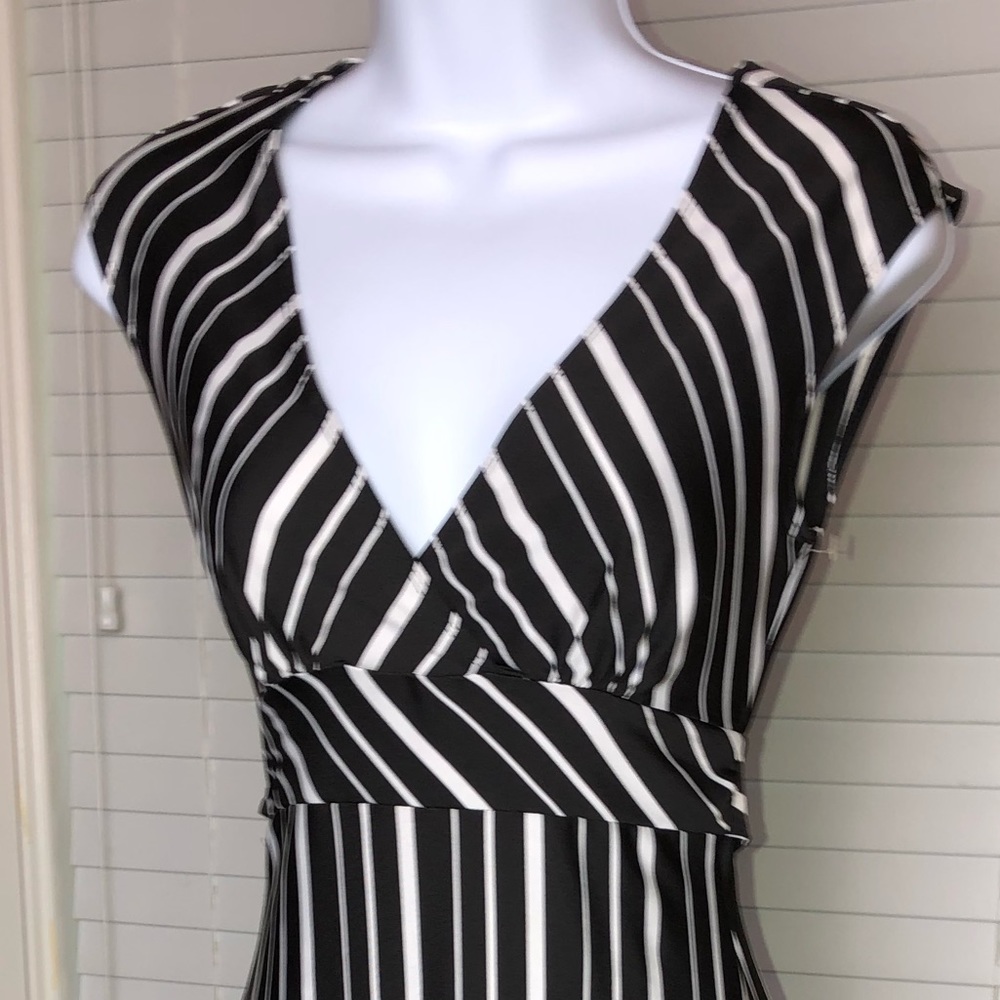 👗Black White PinStriped Sleeveless Dress - Picture 2 of 7
